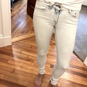 Light wash skinny jeans. Great bum! Zip at ankle.